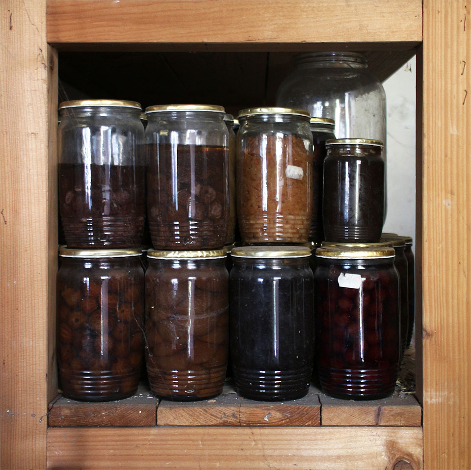 Odvážní průzkumníci zde ochutnalikompoty starší než jsou sami. Ty z 20. století už nemají moc rozpoznatelnou chuť.