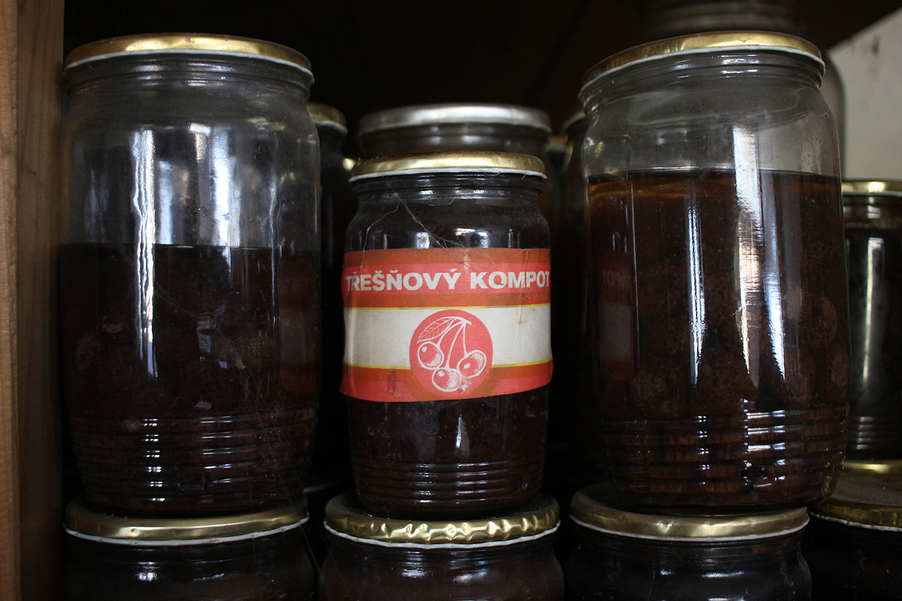 Zásob je tu skutečně mnoho, ale zřejmě už jen čekají na svůj soudný den.