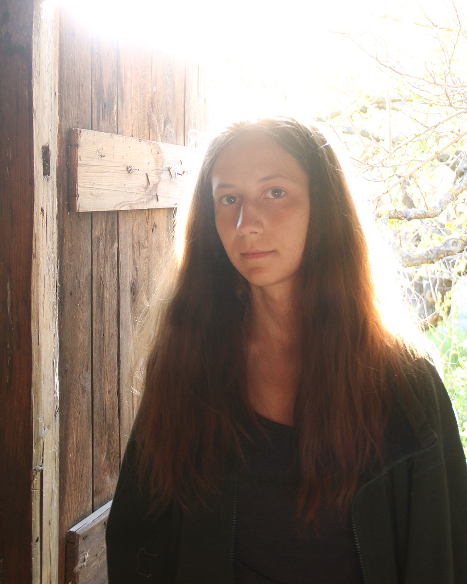 Narozdíl od prvního dvora, ve druhém zalévá slunko zlatem všechno včetně lidí.