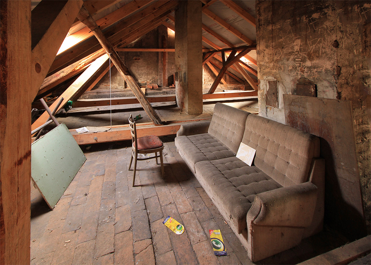 Pohovka na půdě jako děaná pro trucování zašívání nebo malého šlofíčka uprostřed střešních šumů velkoměsta.