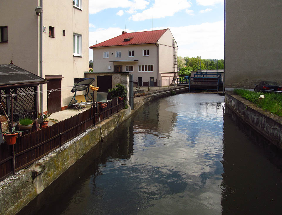 Cacovický mlýn je nejdůležitější stavbou, kvůli které byl Cacovický náhon vybudován. Místní elektrárna ukrývá dvojčitou Francisovu horizontální turbínu o hltnosti 4,5 m<sup>3</sup>s<sup>-1</sup> s výkonem 75 kW.