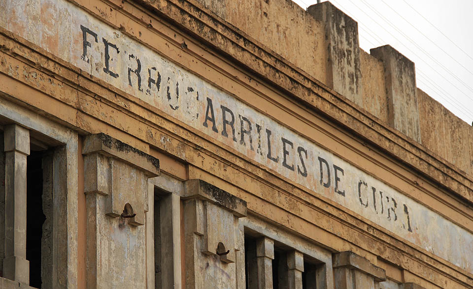Koloniální stavby z roku 1918 chřadnou nedostatkem údržby i využití. Jsou však nápisy, které platí stále a rekonstrukci nevyžadují.