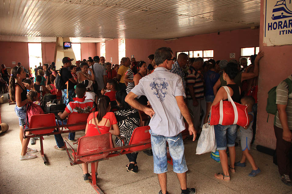 Koupě jízdenek na vlak je na Kubě malým dobrodružstvím. Ceny dopravy na železnici jsou řádově nižší než cesty autobusem či přestavěným kamionem, a tak je zájem obrovský. Ve chvíli, kdy se (v předem neznámou dobu) otevře po většinu dne zavřená pokladna, změní se čekárna v rojící se úl.