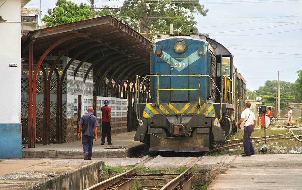 Původem sovětská lokomotiva TEM2K (dodávaná od roku 1960) u západního nástupiště stanice Camagüey.
Sovětské lokomotivy TEM2 byly kopií amerických vzorů (konkrétně lokomotivy RSD1 s motorem McIntosh & Seymour 539) a díky tomu na Kubě dopře zapadly.