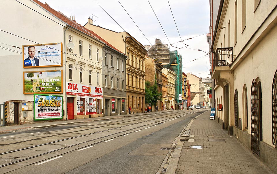 Cejl patří k nejrušnějším brněnským ulicím. Původní dělnické byty nevalné kvality dodnes slouží k bydlení - většinou jako městské byty obývané lidmi, kteří se musí spokojit s nejlevnějším bydlením. Řečeno slovy Gézy Včeličky, život zde vytéká z nuzných příbytků rovnou na chodník.