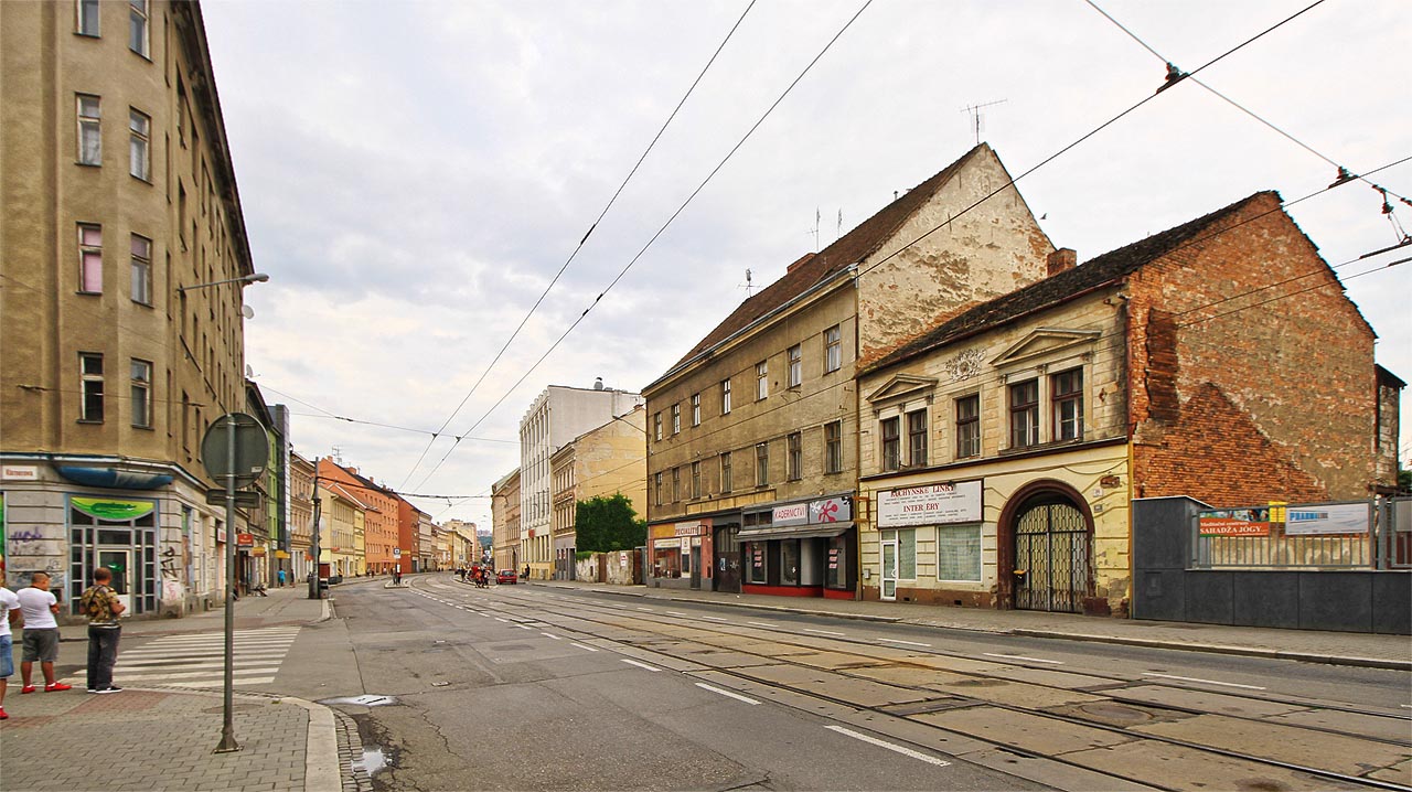 Nejstarší domy jsou na Cejlu zezačátku po prvé straně při cestě od centra. Původ některých z nich dost možná sahá až do 18. století. Většina původních domů ale byla v období průmyslové revoluce zbourána a nahrazena textilními továrnami, kterých tu bylo v době největšího rozkvětu několik desítek.