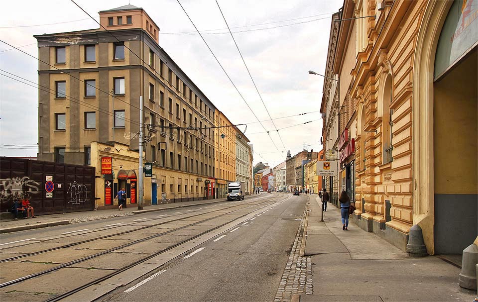 Architektura textilek prošla zajímavým vývojem. Na počátku 19. století se továrny podobaly spíše zdobným palácům s okrasnými zahradami, ve kterých bydleli majitelé a někdy i dělnictvo. S postupem času se podmínky k životu zhoršovaly a přibývalo strohosti technického rázu na úkor původní zdobnosti. Majitelé zmizeli ve vilových čtvrtích a v zakouřených předměstích zbyli jen dělníci, bydlící v pavlačových domech mezi továrnami. Na konci 19. století pak textilky vypadaly spíš jako nudné hranaté železobetonové krabice. Všechny ale potkal stejný osud - pokud unikly demolici, staly se z nich byty nebo kanceláře nezávisle na stáří a slohu.