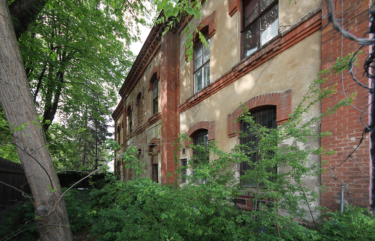 Celnice těsně přiléhala k areálu mateřské školky, což této instituci činilo jisté nepříjemnosti zejména v období 2017–2020, kdy se budova stala útočištěm několika lidí bez domova, kteří okolí obtěžovali odpadem a hlukem. Ze zadní strany od školky nebyl vstup do budovy delší dobu zabezpečen.