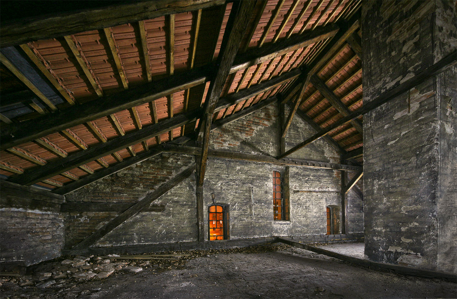 Zahajme prohlídku budovy jako obvykle odshora, z rozměrné půdy, která se má v roce 2021 proměnit na trojici bytů o dispozici 2+kk a 3+kk.