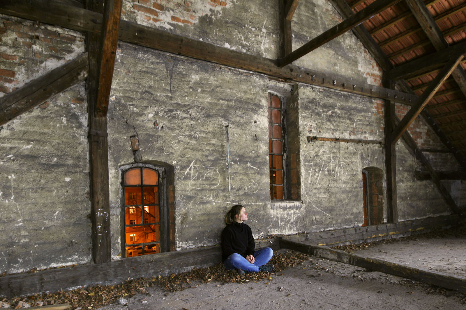 Štítová zeď nezapře původ budovy v poslední čtvrtině 19. století, včetně inspirace průmyslovou a drážní architekturou. Ostatně jen pár metrů za zády odvážné školačky se vinou po břehu řeky koleje <a href="/Tema/Svitavská pobřežní dráha">Svitavské pobřežní dráhy</a>, z protějšího břehu zasvítají okna domů na Zvěřinově ulici.