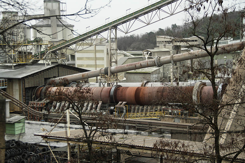 Původní plán výstavby tří rotačních pecí na výrobu slínku z roku 1959 byl zredukován na dvě pece, každá o kapacitě až 1900 t slínku za den. 