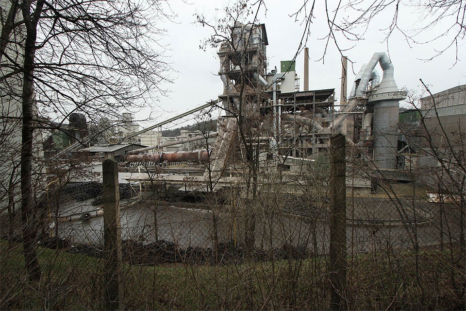 Přístup k cementárně je poněkud omezený, přes plot lze částečně vyfotit zářizení alespoň v zimě.