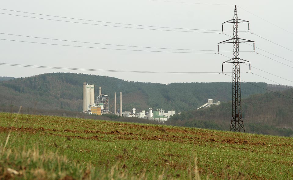 Na jaře vypadají cementárna a vápenka na pozadí tmavých lesů docela idylicky.