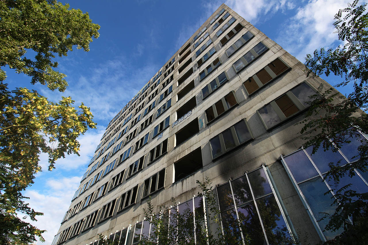 V roce 2015 byla dokončená hrubá stavba a do otvorů začaly být osazovány okenní výplně.