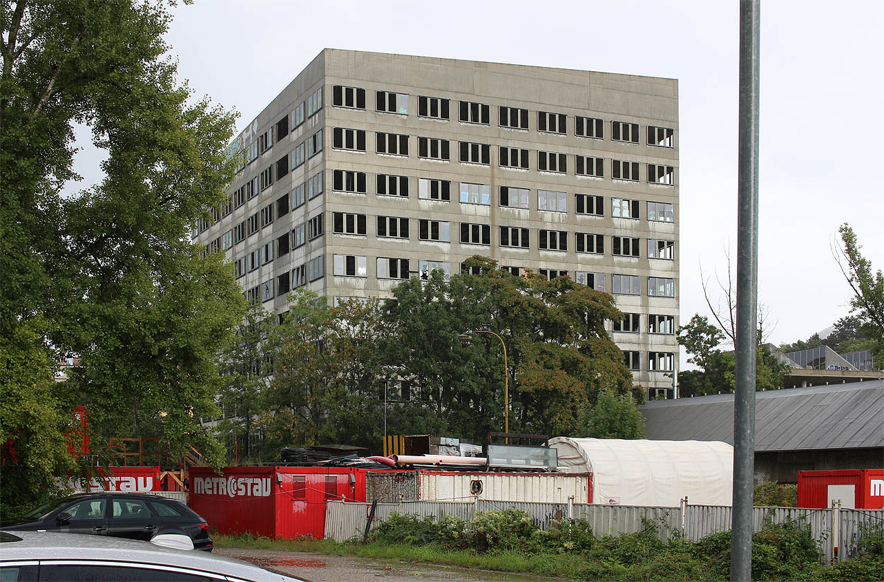 V roce 2015 nicméně byla k ostudě Metrostavu i politiků z ODS, kteří pro městskou část nevýhodné smlouvy uzavírali, většina okenních otvorů už zase vysklená.