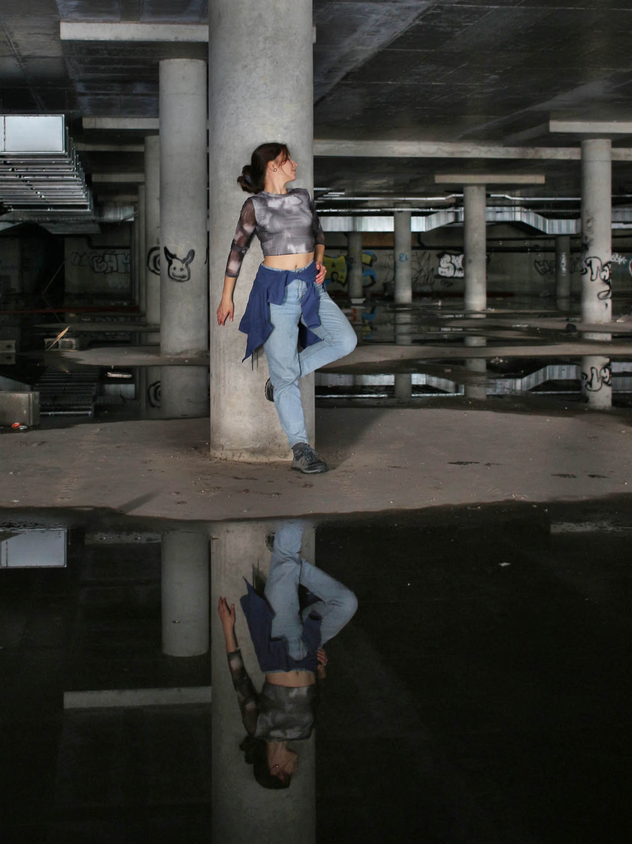 Stavba byla přerušena v roce 2015 a netrvalo dlouho, než zloději rozkradli roury, odvádějící z teras dešťovou vodu. ta teď stéká přímo do sklepení a plní liduprázdné sály. Kdo ví, možná jednoho dne prosákne až do metra.