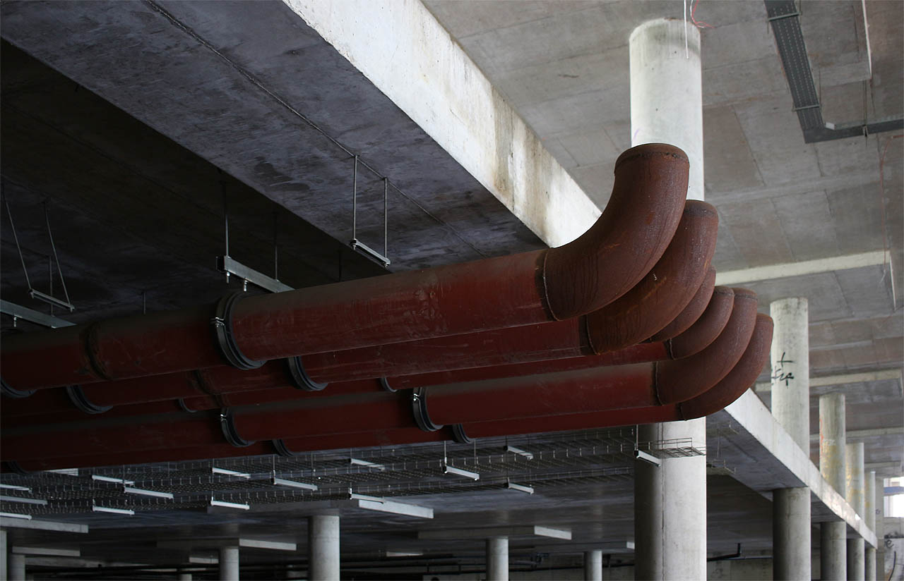 V nejdokončenějších částech budovy už docházelo k instalaci otopných systémů a alších inženýrských sítí. Ty ale skončily doslova napůli cesty mezi podzemím a nadzemím.