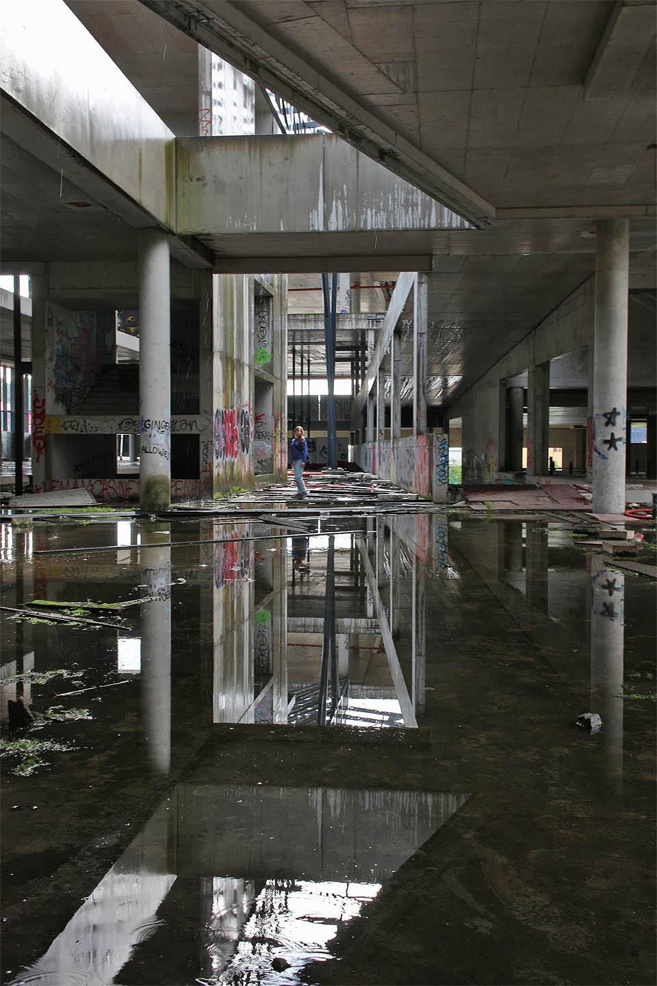 Odvážná školačka je neposedná, pokud nechceme, aby nám znizela v labyrintu chodeb a ramp, nezbývá než se přebrodit přes vodu za ní.