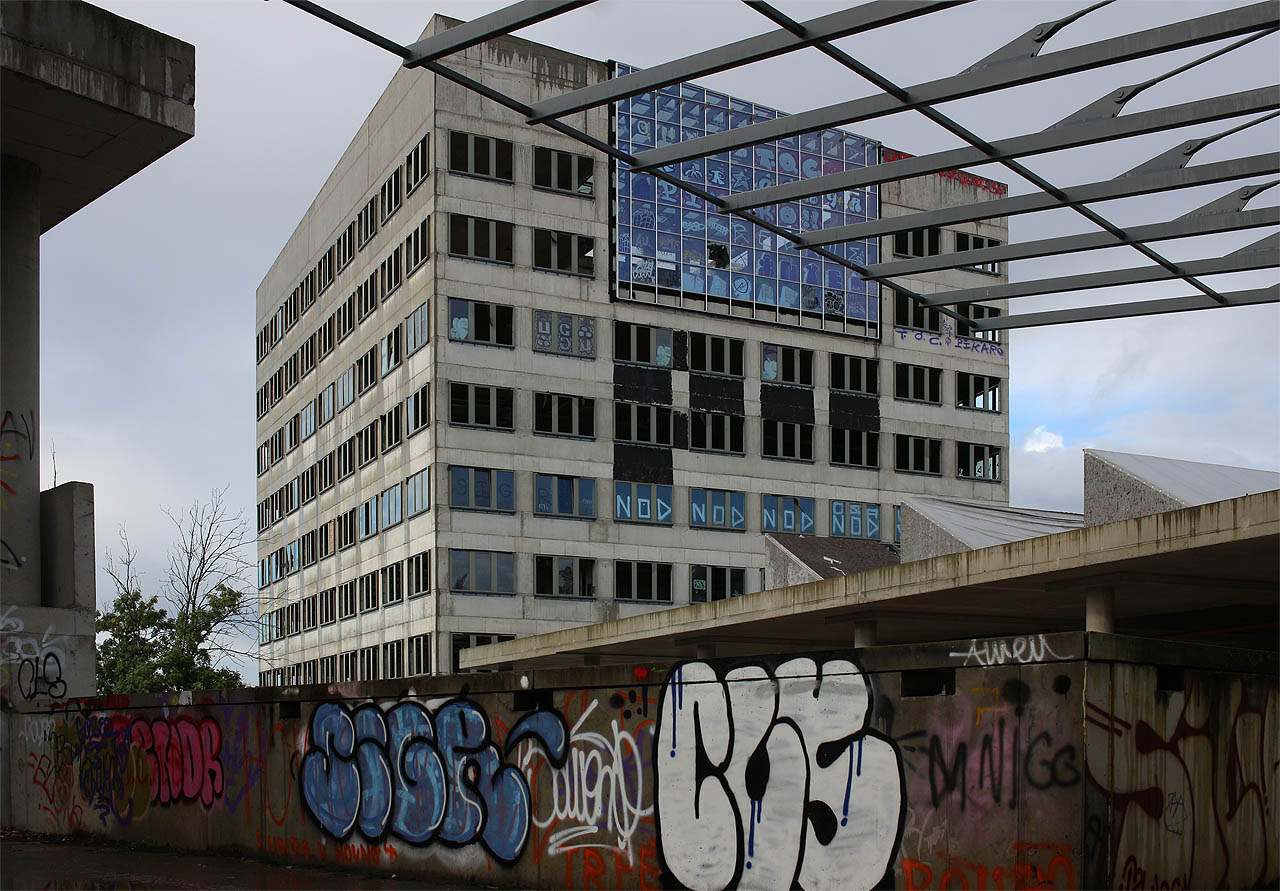 Vyšší z obou budov je svojí betonovou kvádrovitostí spíš fádní. Dalo by se říct, že je na ní cosi neodolatelně sovětského.