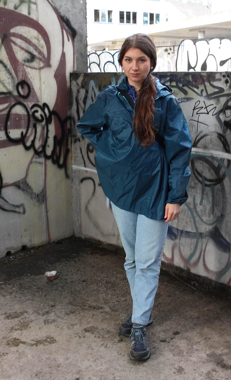 Děkujeme odvážné školačce, která nás po prohlídce nižší budovy zve do vyšších pater.