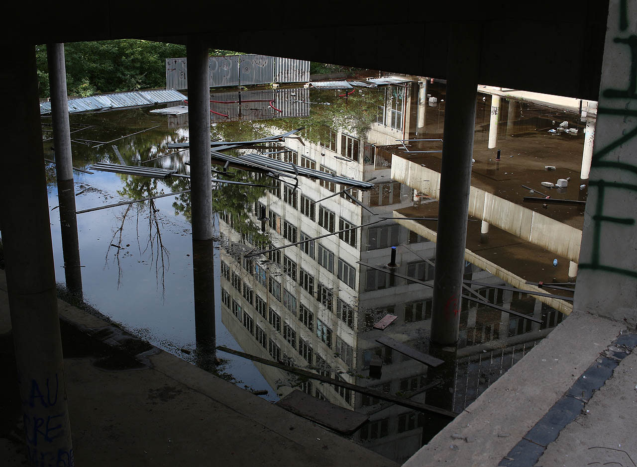 Teď to tu spíš zahnívá. Přemýšlíme nad tím, zda je pro Prahu příznačné, že si místní často zvolí politiky, kteří pak promrhají jejich majetek.