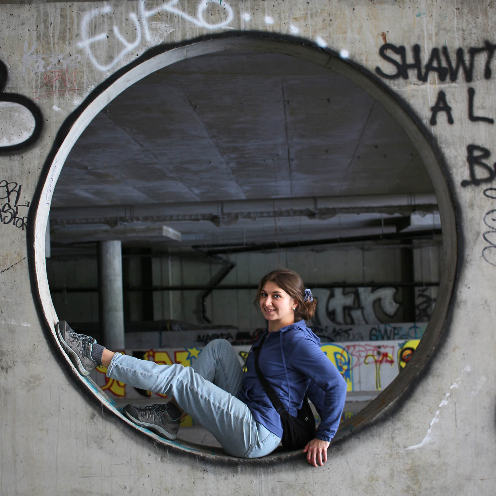 Stavba je ostře řezaná a výsostně hranatá. Přesto tu lze s trochou štěstí nalézt pěkně zakulacené prvky.