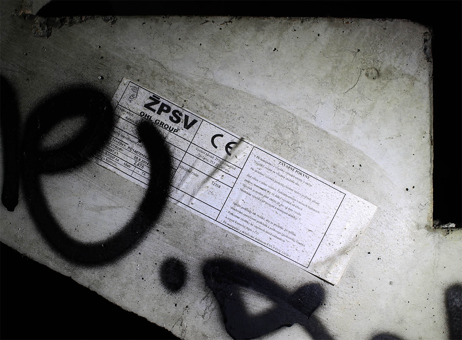 Důkaz, že stavba pokračovala i v roce 2014 (a později). Betonové schody ze ŽPSV Čerčany vyrobené v srpnu 2014 a dovezené do Libně vlakem (aspoň částečně?).