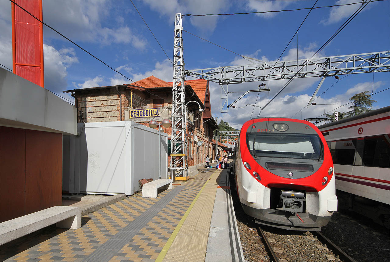 Množství budov se do stísněného prostoru ve svahu mezi ulicemi Emilia Serrana a Cascajalskou vleze jen s obtížemi. Stanice, kde navíc končí příměstská linka C-8 z Madridu proto působí značně přeplněným dojmem.