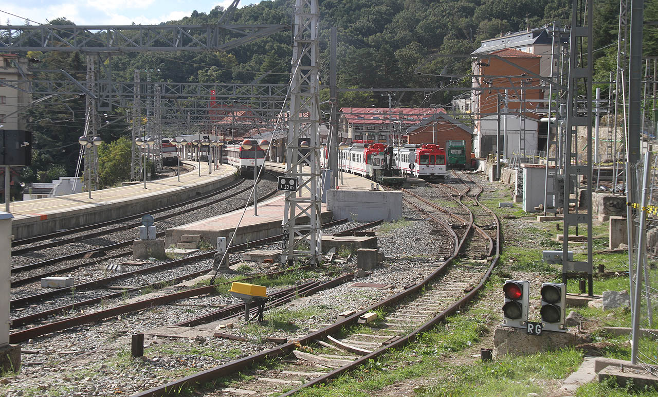 Pohled na stanici Cercedilla od východu, ve směru z <a href="/Tema/Železniční trať Cercedilla–Cotos">úzkorozchodné železnice</a> přicházející shora z města.