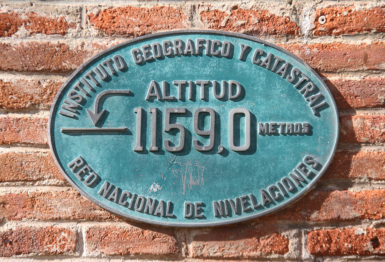 Cedulka na staniční budově ukazuje výšku 1159 m nad mořem, nicméně koleje před budovou jsou zhruba o 2 metry níže.