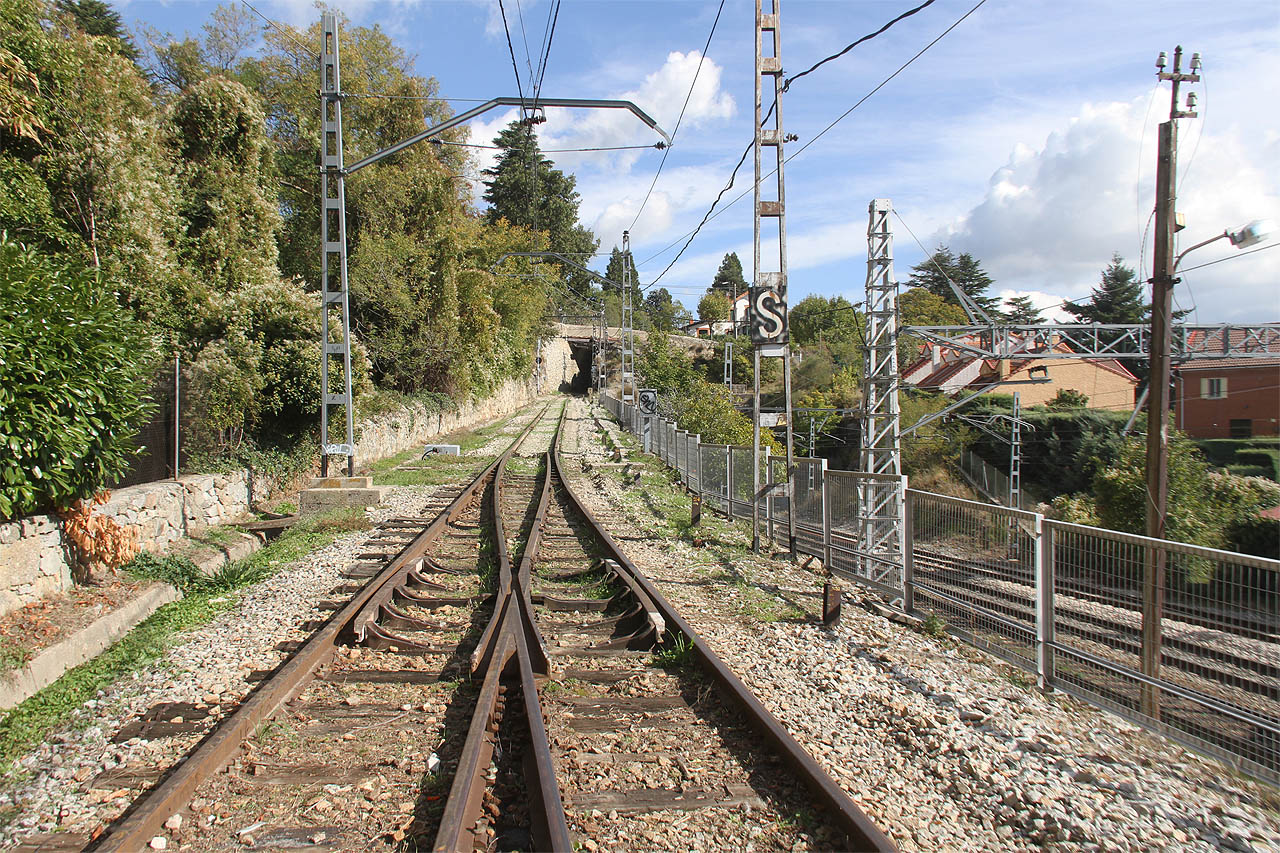 Určení nadmořské výšky stanice však není jednoduché. Než se úzkokolejka vyšplhá k vjezdovému návěstidlu, je její kolej už o celých 13 metrů výše.