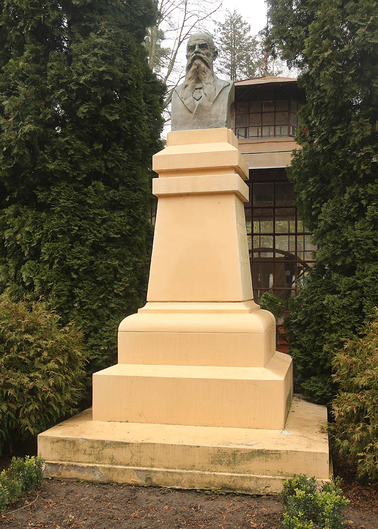 Autorem návrhu a architektonického řešení univerzity byl v roce 1870 český architekt a zakladatel nejstarší české (studentské) nadace Josef Hlávka.