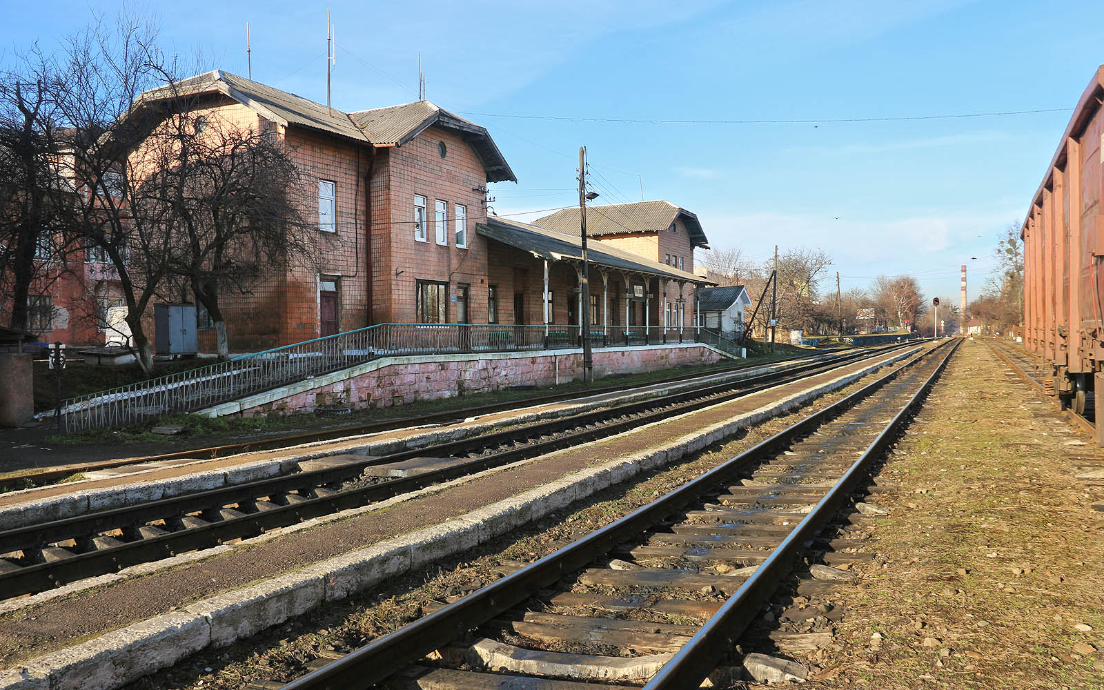 Železniční stanice Чернівці-Південна je jedním ze tří nádraží ve třistatisícovém městě. Přesto tudy projíždí jen několik osobních vlaků za den.