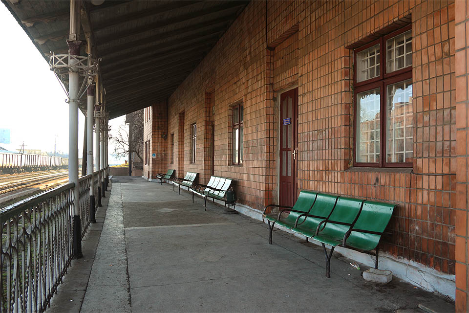 Mrazivé ráno a pečlivě uklizené kryté nástupiště očekávají na Nový rok prvního cestujícího roku 2018.