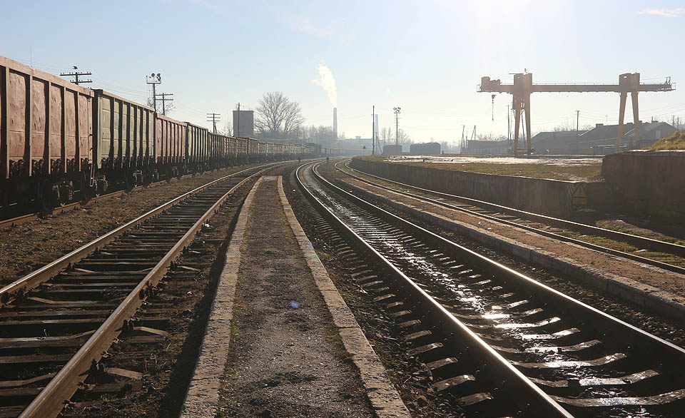 Pohled k jihu na kolejiště stanice - do míst, kde odbočují na obě strany svazky vleček do průmyslových podniků a na nedaleké letiště.