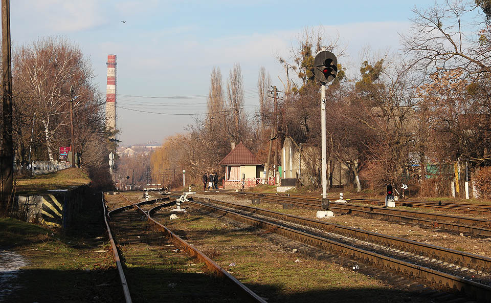 Severní, Černovické zhlaví stanice s přejezdem přes Čkalovovu ulici a odjezdovými návěstidly I a II.