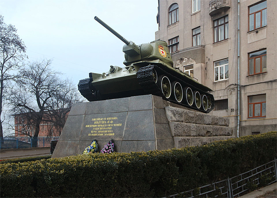 …a zleva míří na stanici sovětský tank.