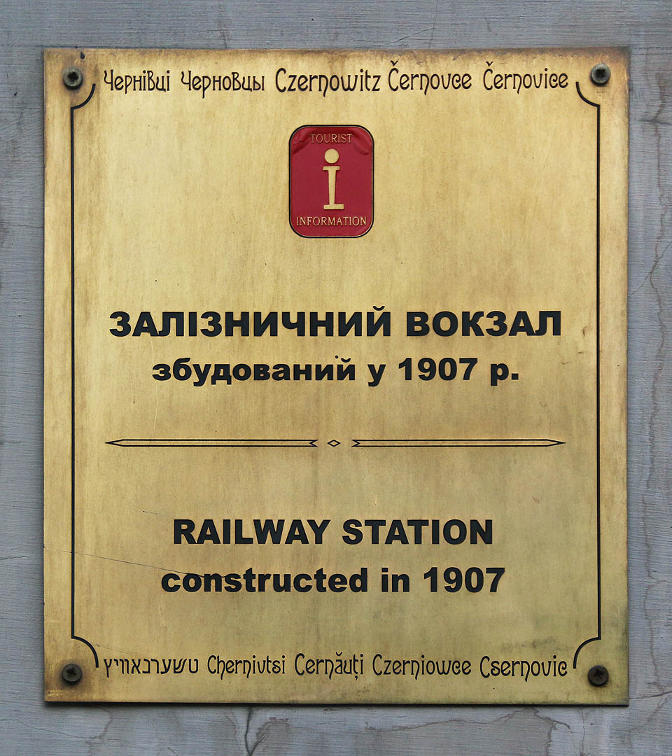 Na cedulce, která informuje o vybudování nádraží v roce 1907 (ve skutečnosti bylo slavnostně předáno do užívání až 30. listopadu 1909) je název města vyveden v deseti jazycích. Lingvisté zde mohou procvičit své znalosti.