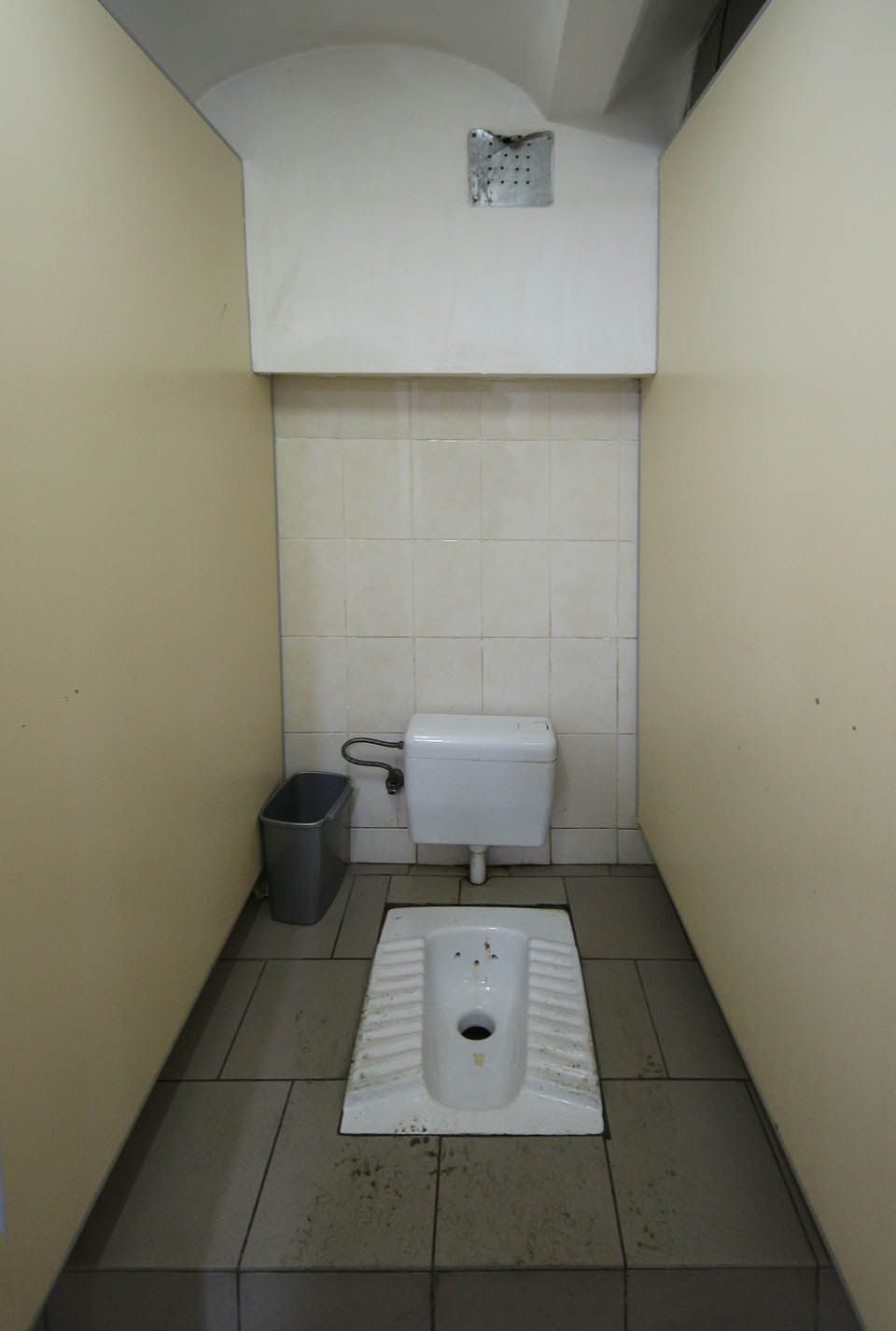 K udržení pořádku přispívají turecké záchody, které zaručují bezkontaktní použití a nejde je moc poničit. Platba za použití záchoda činila v roce 2018 2 hřivny.