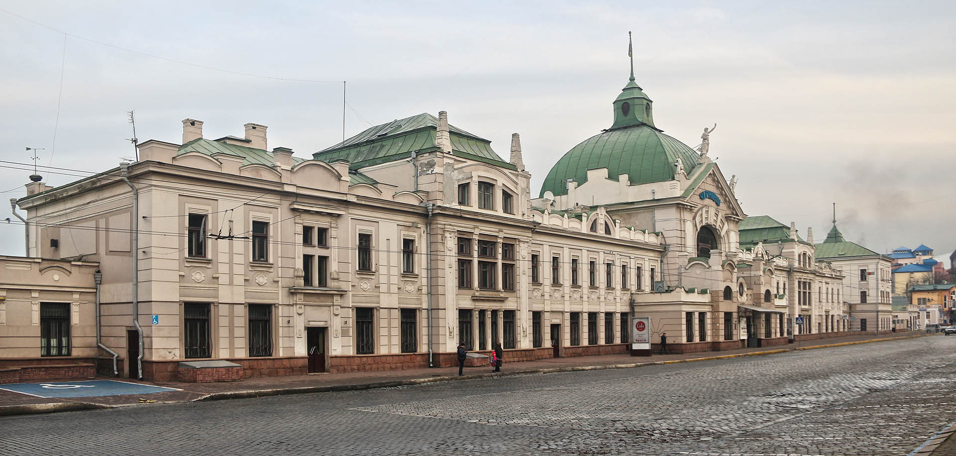 Železniční stanice Чернівці ve stejnojmenném městě na Ukrajině.