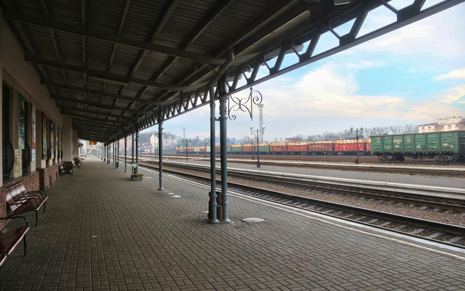 Prvkem, který neoddiskutovatelně ukazuje k rakouské nádražní architektuře, je kryté první nástupiště s litinovými sloupy, vývěskami a lavičkami. Citelně však chybí bufet s párky, pro které je nutno přejít Gagarinou ulici.