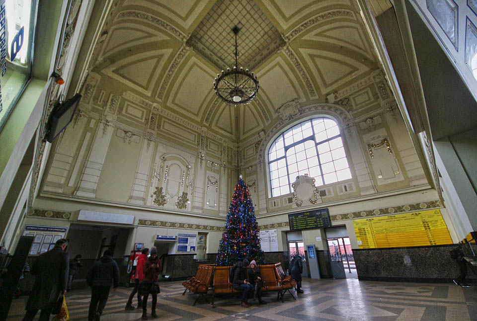 Secesně zdobená hala by mohla být o něco větší, přesto připomíná důvěrně známé české železniční stanice. Podobnou mají třeba v <a href="/Tema/Bruntál (žst)">Bruntále</a>.