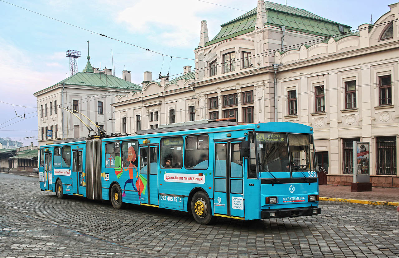 Zatímco před budovou se prohání trolejbusy (nejen) československé výroby…