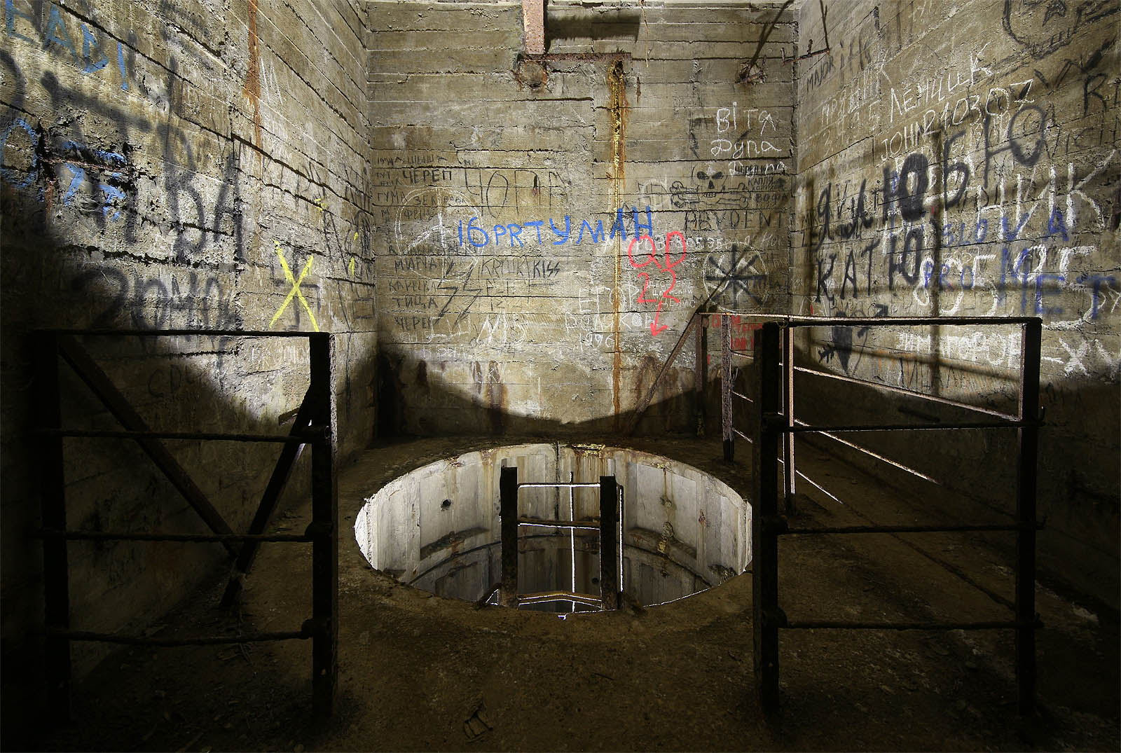 V nejvyšším bodě štoly se nachází nečekaná překážka. Podzemní místnost, ze které spadá do temné hloubky svislá šachta. Tak tudy by metro určitě neprojelo.