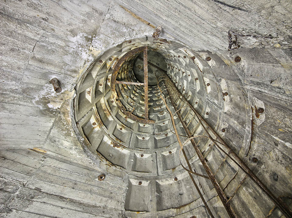 Šachta naštěstí není hluboká a rezavý žebřík se také dosud neutrhnul. Lze tedy opatrně sestoupit po jeho stupních do druhé štoly o 14 m níže. Tady se zřejmě potkaly razící štíty a původně nezávislé štoly byly propojeny.