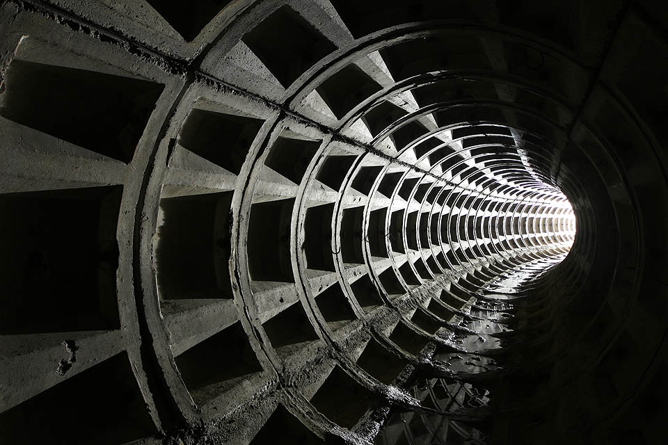 Štola vede delší úseky rovně, ale na několika místech se divoce kroutí jako had. Pokud člověk neví, kam jde, brzo ztratí orientaci.