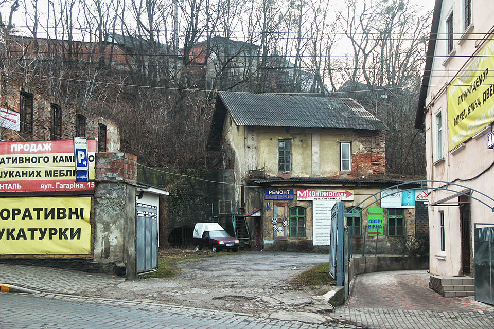 Pozornému kolemjdoucímu, který prochází od <a href="/Tema/Чернівці (žst)">nádraží</a> po Gagarinově ulici do centra města, nemůže uniknout temný otvor štoly ukrytý ve dvoře jedné ze starobylých továrniček.