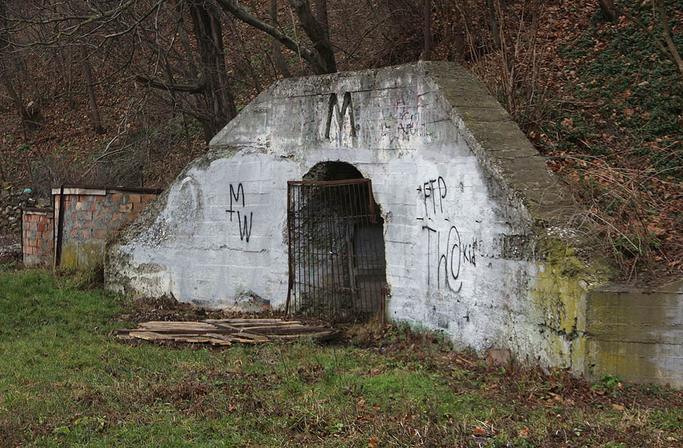 Také portál v zahradě za Nachimovovou ulicí se honosí typickým písmenem M vytlačeným do betonu, tak jako všechny čtyři systémy skutečného metra na Ukrajině.