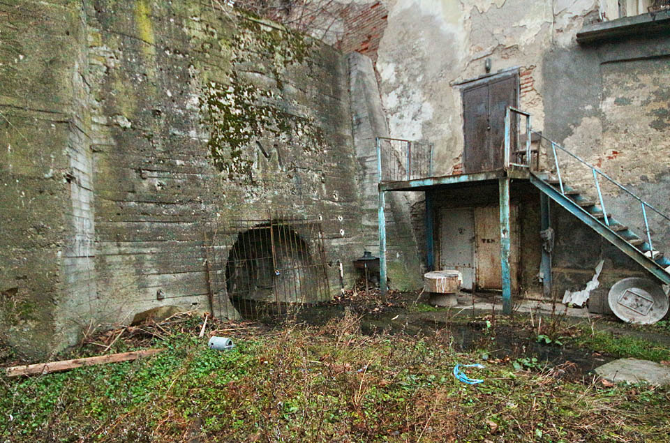 Dvůr není hlídaný a tak, pokud jsou zorvna vrata otevřená, se lze snadno prosmýknout do zákoutí, kde z jícnu štoly vydechuje na povrch vlhký vzduch. Pod nohama tu zurčí malý potůček.