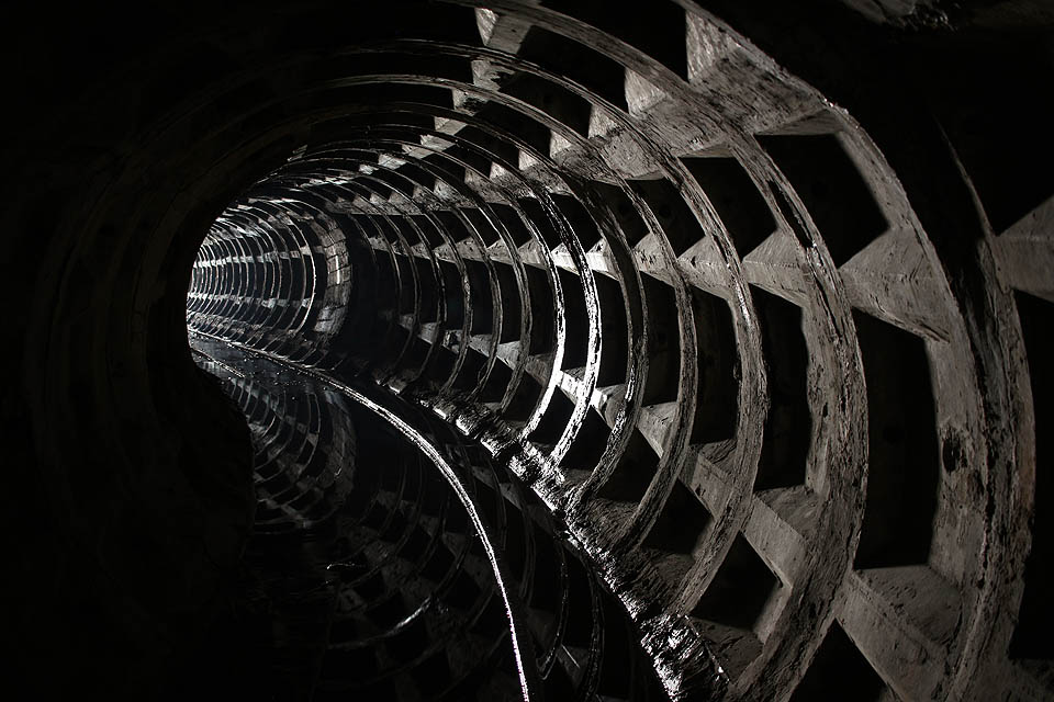 Štola od vchodu mírně stoupá proti proudu vytékající podzemní vody. Stěny jsou v celé délce systematicky vzděné železobetonovými profily, které skutečně připomínají tvarovky vyzdívky metra v sovětských městech.